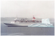 Krydstogtskib ved isfjeld